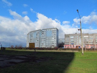 Полукруглый дом, вид от баскетбольной площадки (Дмитрий Зонов)